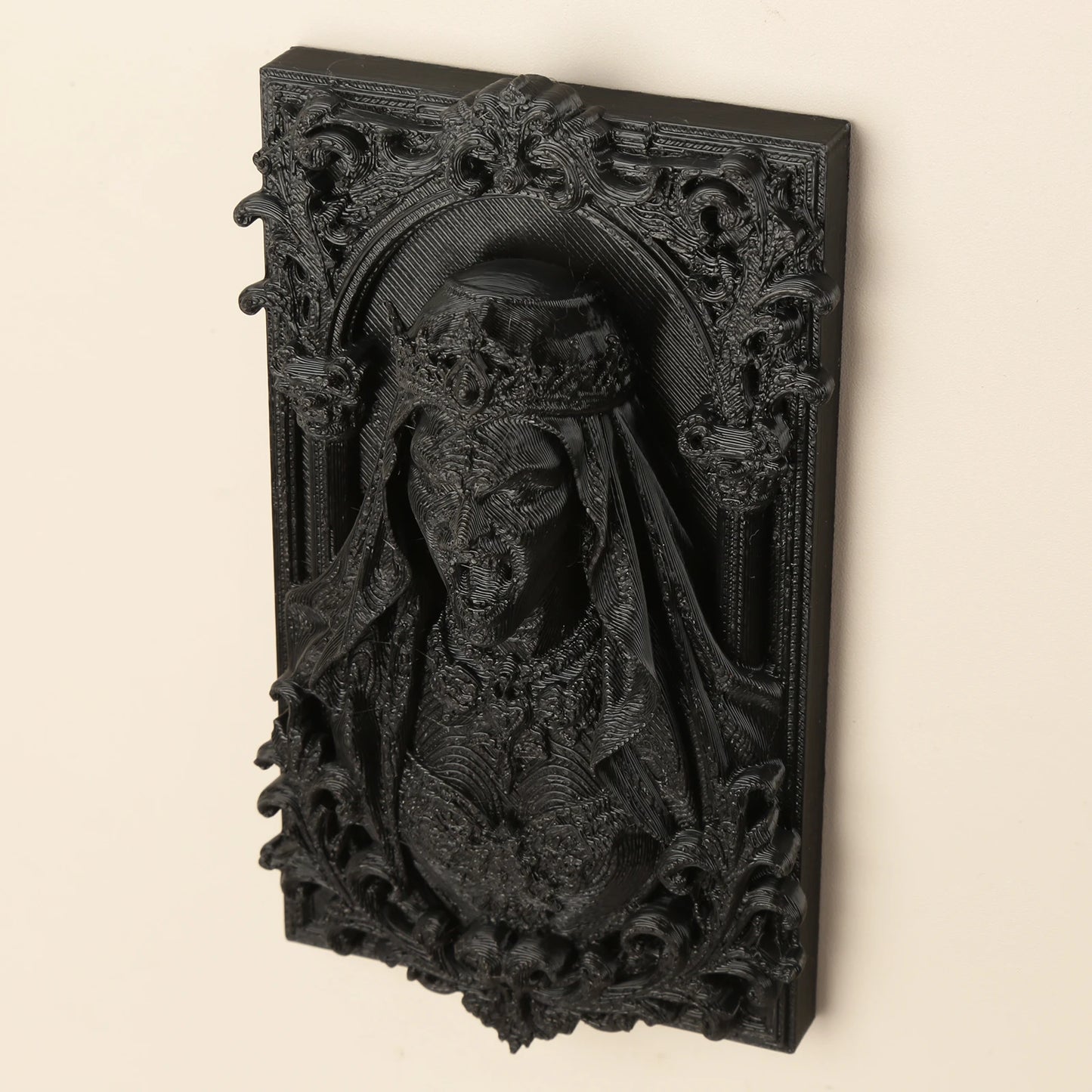 Carved Screaming Queen Figure Wall Ornament – styled on wall