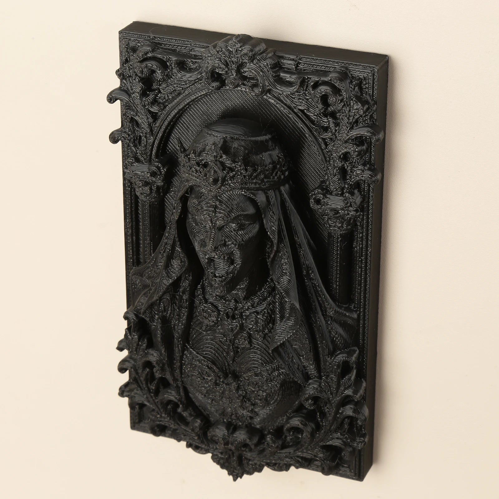 Carved Screaming Queen Figure Wall Ornament – styled on wall